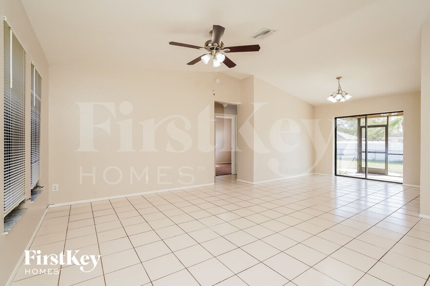 Building Photo - 241 SE 1st Ave