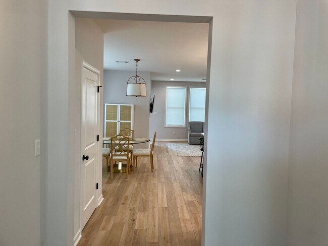 Building Photo - Great 5 Bedroom in Oxford Commons