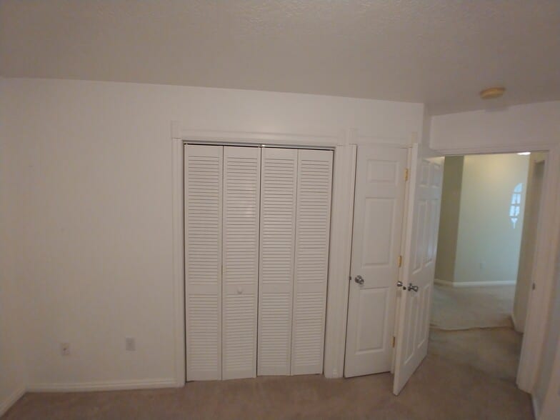 Building Photo - 936 Meadowbrook Dr