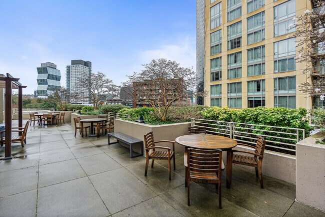 Building Photo - 900 Lenora St