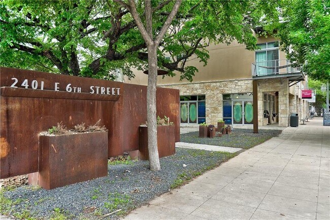 Building Photo - 2401 E 6th St