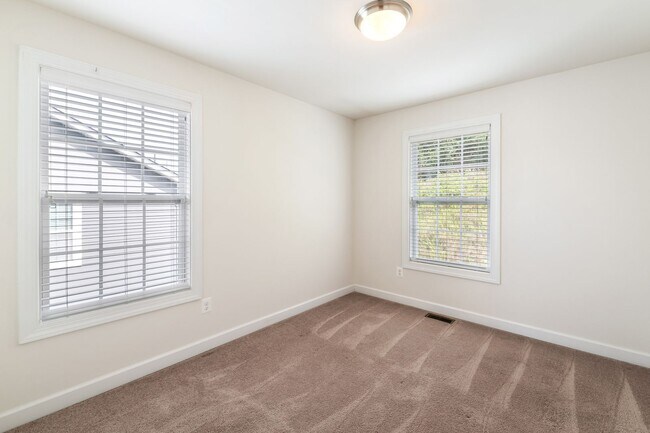 Building Photo - 2410 Winthrop Dr