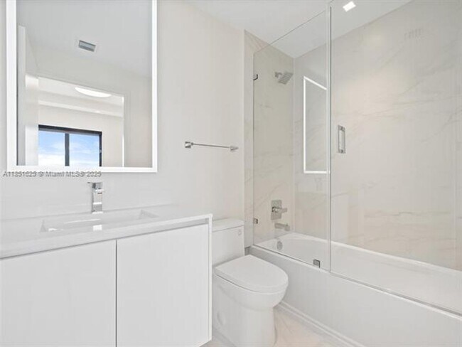 Building Photo - 700 NE 24th St