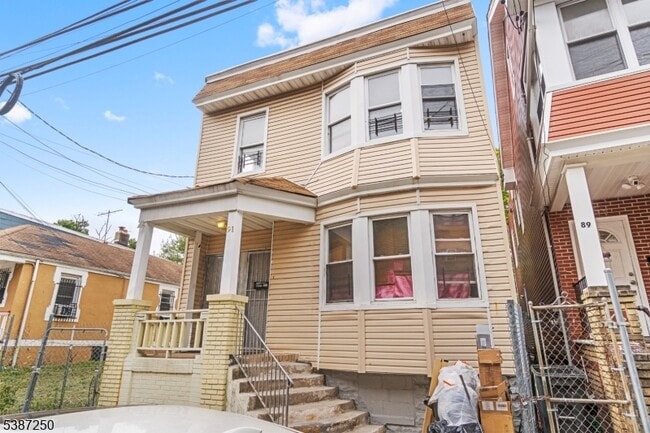 Primary Photo - 91 Aldine St