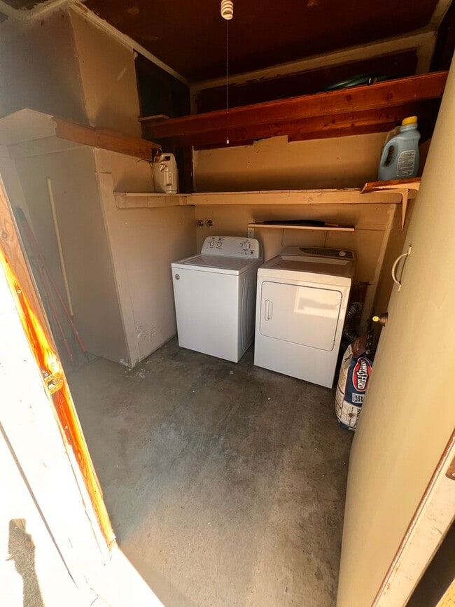 Building Photo - Great condo in a well managed complex with...