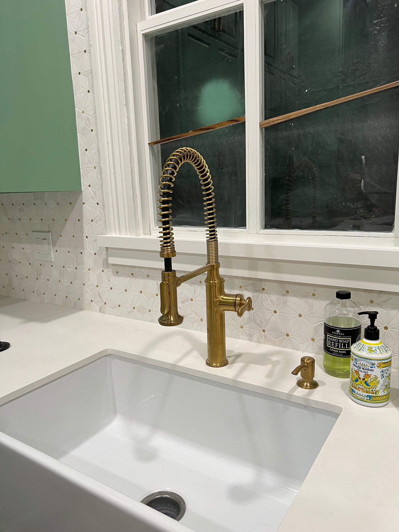 Kitchen sink and faucet - 1616 Post Office St