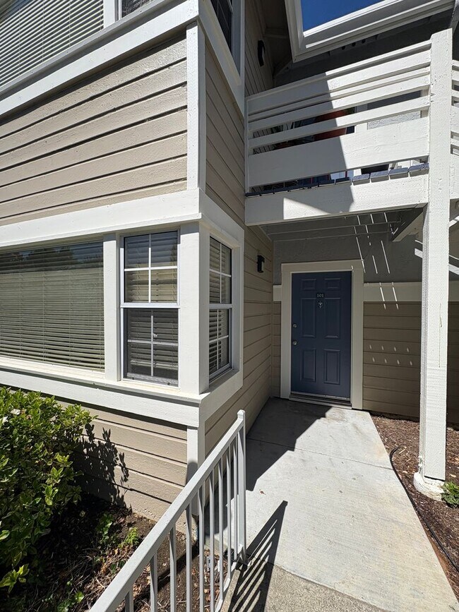 Building Photo - DOWNSTAIRS CONDO IN GATED COMMUNITY