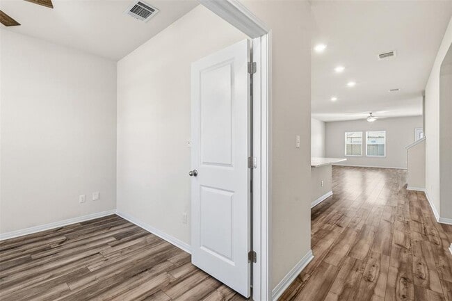 Building Photo - 520 Loriner Wy