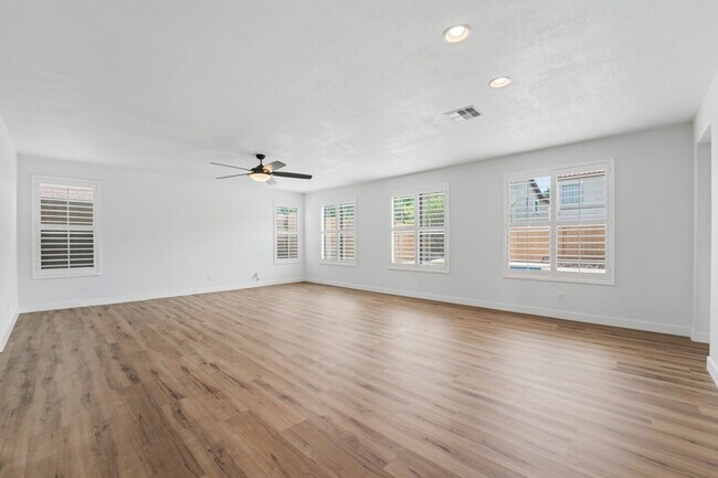 Building Photo - 16054 W Shangri La Rd