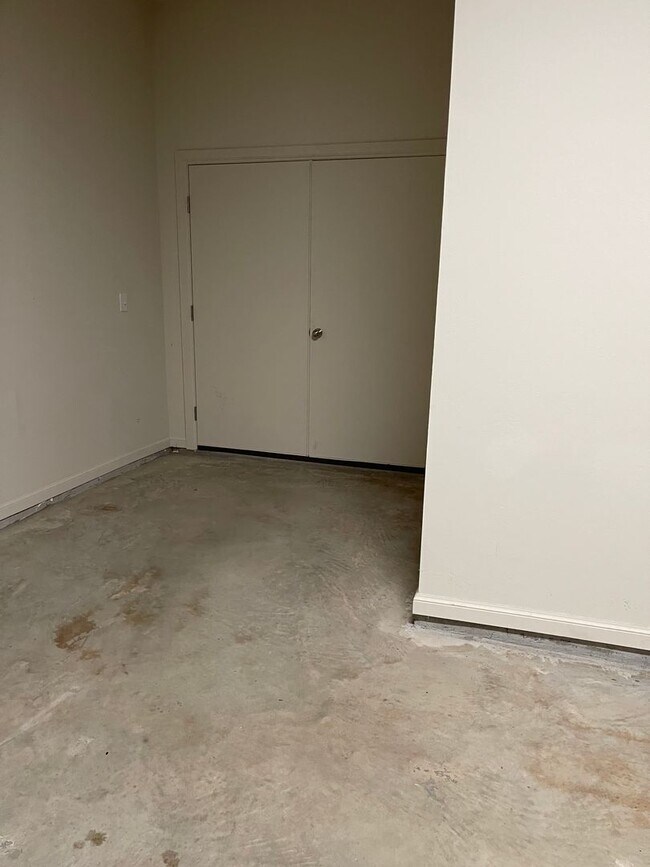 Building Photo - *Fully Furnished* 4 bedroom, 2.5 bathroom, 2 car garage Gated Neighborhood