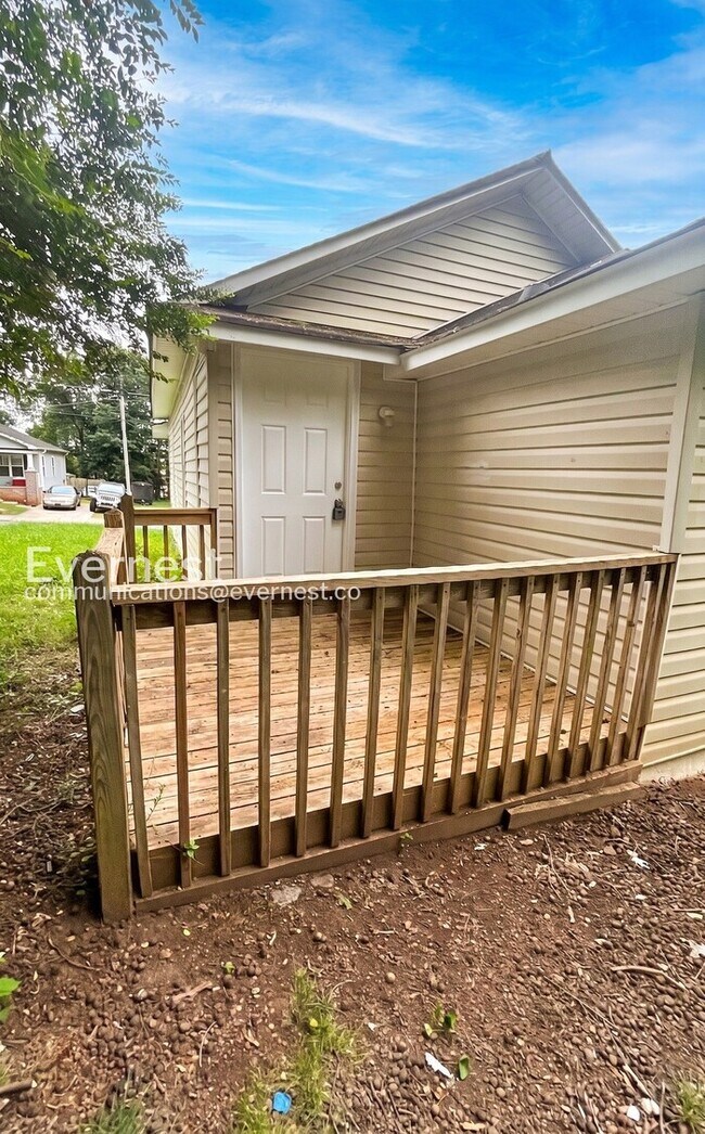 Building Photo - 3 Bed, 1 Bath Home in Winston-Salem / Vouchers Accepted / Available Now!