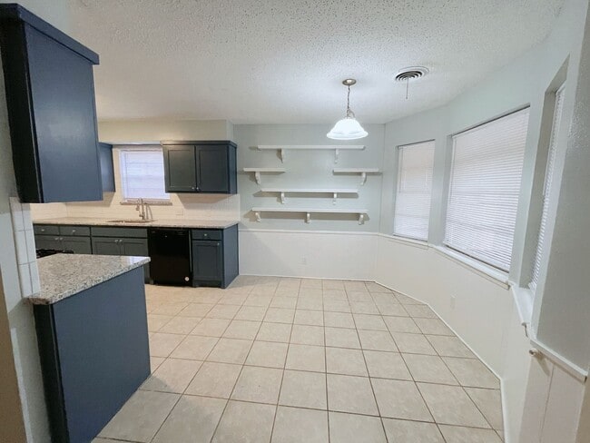 Building Photo - Charming 3bd 2 ba house close to the University