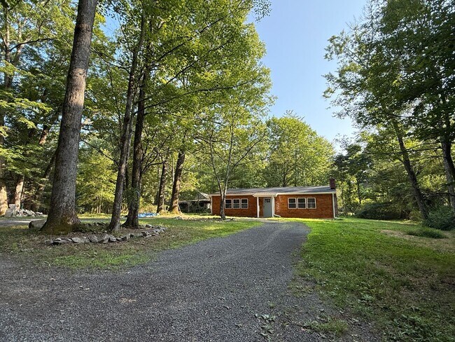 Building Photo - Bright, Modern & Fully Renovated 1-Bedroom...
