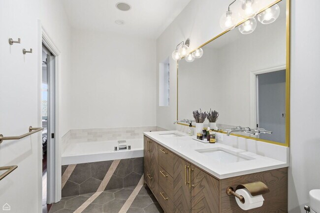 Building Photo - 952 N Racine Ave