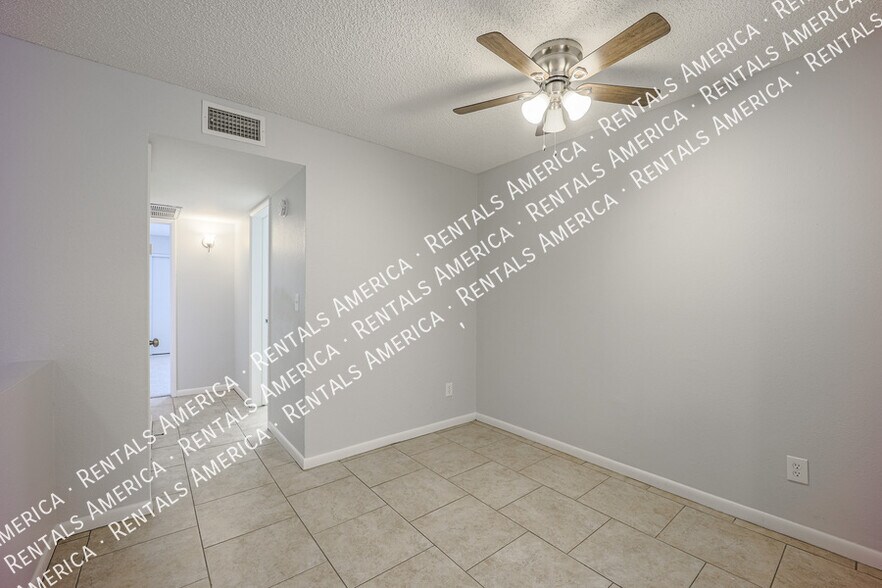 Building Photo - 747 S Ext Rd