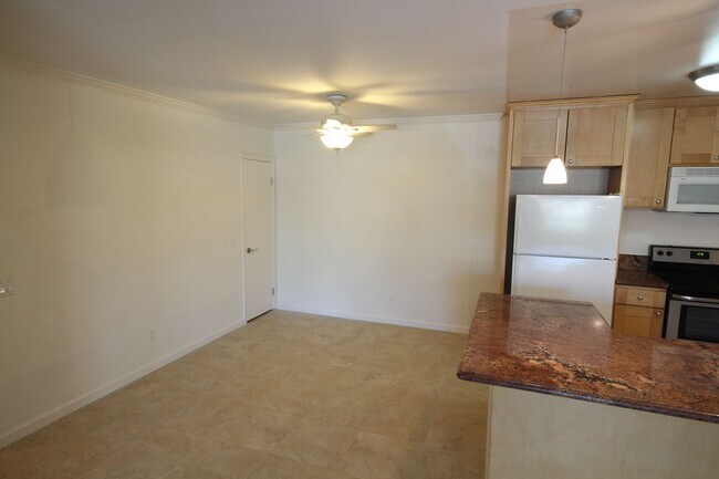 Building Photo - Huge 2 Bedroom Condo