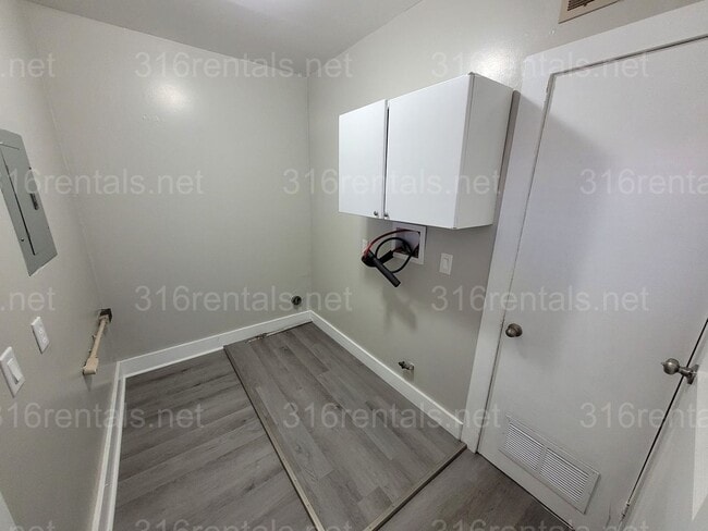 Building Photo - $895 - 2 bed 1 bath - Single Family Home