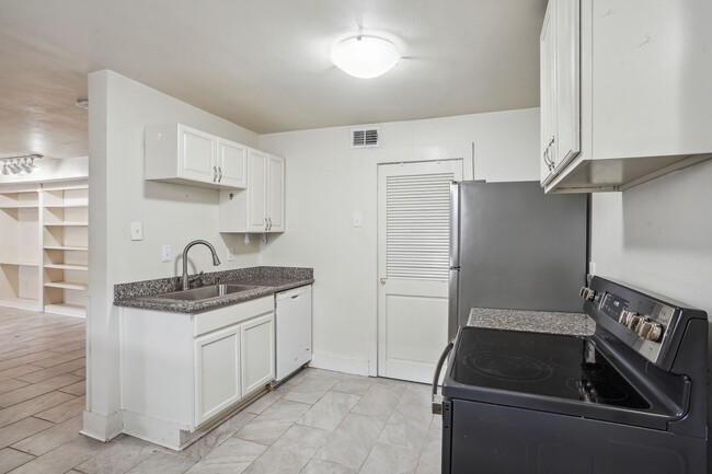 Building Photo - 312 Elmeer Ave