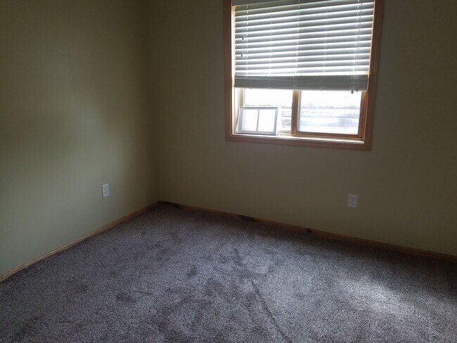 Building Photo - Spacious 4 Bedroom 2 Bath