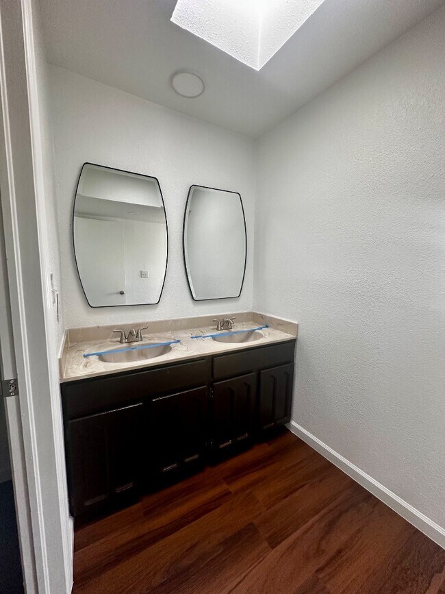 Building Photo - 704 Espolon Dr