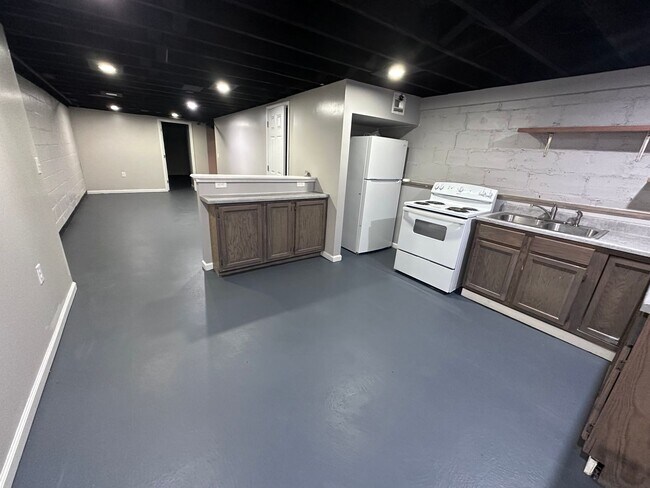 Building Photo - $875 - 3 bed 1 bath - Beautiful apartment ...