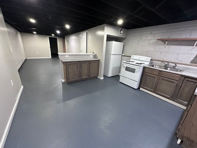 Building Photo - $900 - 3 bed 1 bath - Beautiful apartment ...