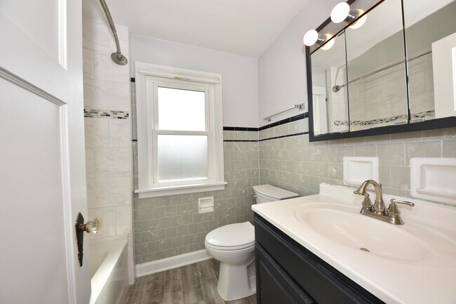 Building Photo - 309 W Washington St