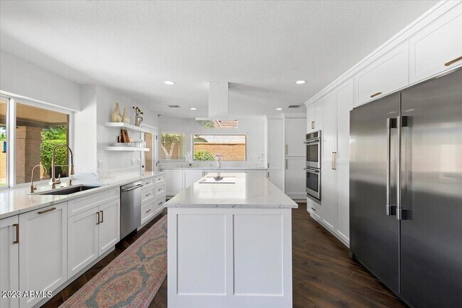 Building Photo - 10628 E Cinnabar Ave