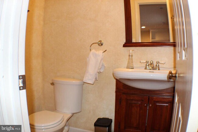 Building Photo - 5584 Queen Victoria Ct
