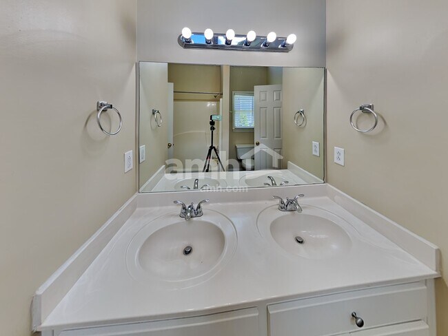 Building Photo - 7270 Wyngate Dr