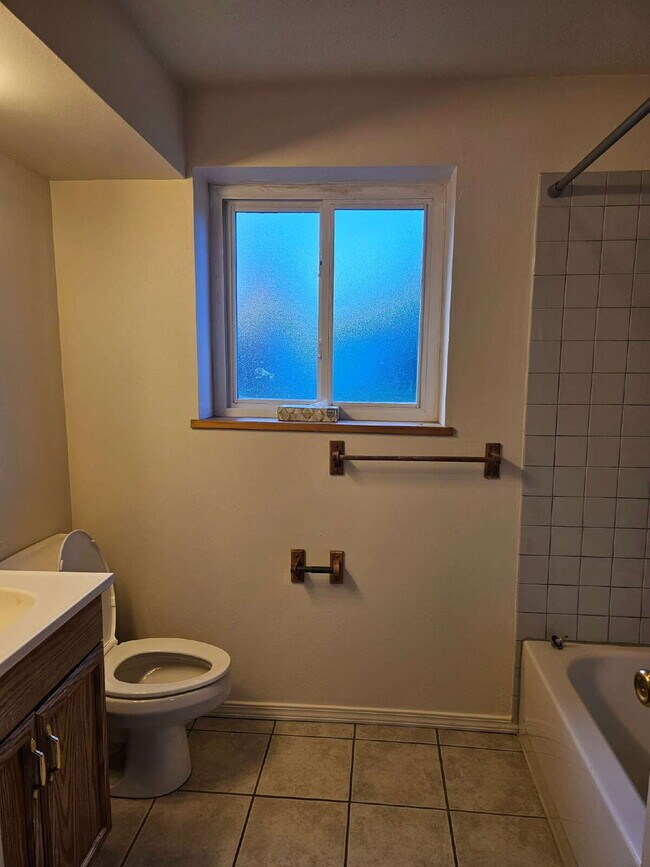 Building Photo - Charming 3BR/2BA with Massive Yard and Gar...