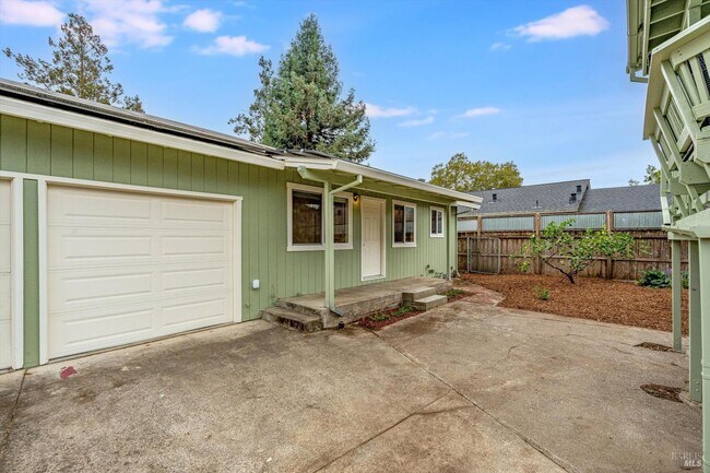 Building Photo - 310 Boyce St