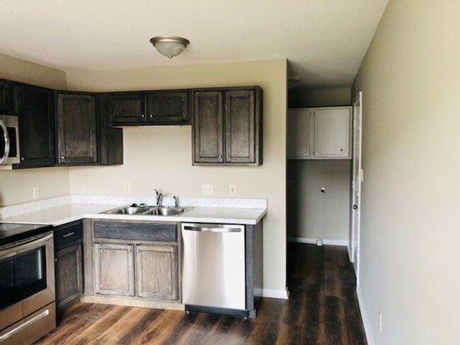 Building Photo - 3 Bedroom 1.5 Bathroom with Garage