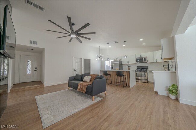 Building Photo - 1671 Sandalwood Ln