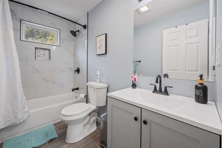 Building Photo - 109 Flora St