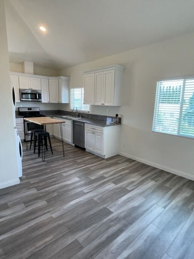 Building Photo - Newer Carriage Unit