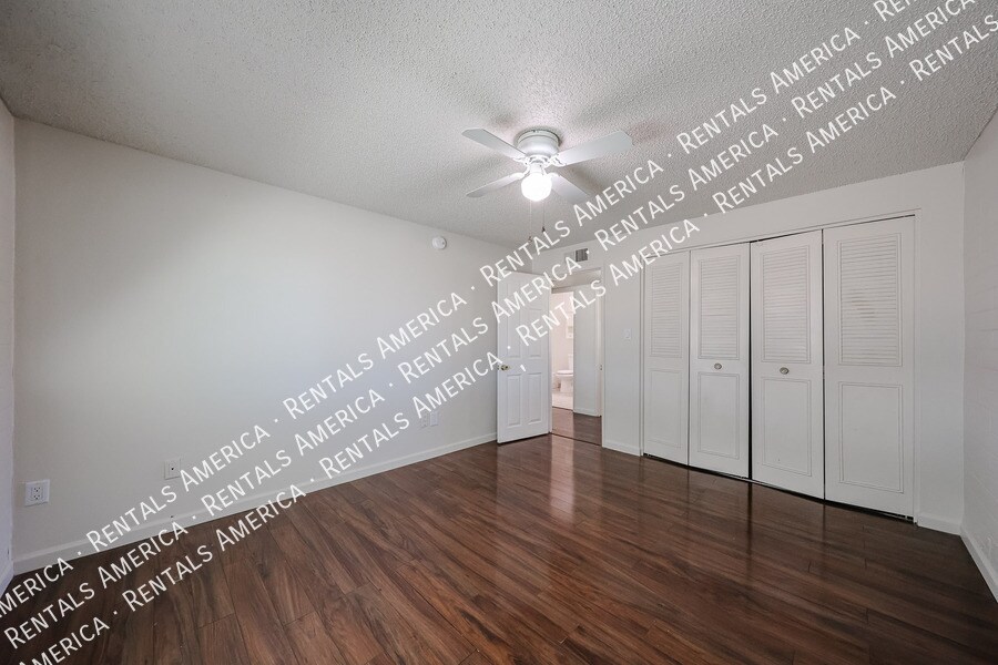 Building Photo - 3550 E Voltaire Dr