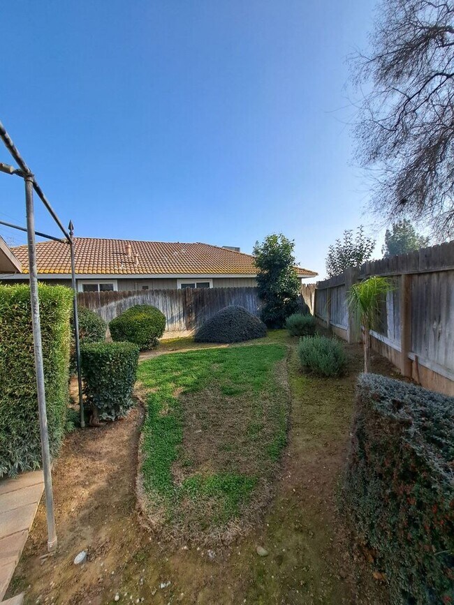 Building Photo - 4593 N Emerson Ave