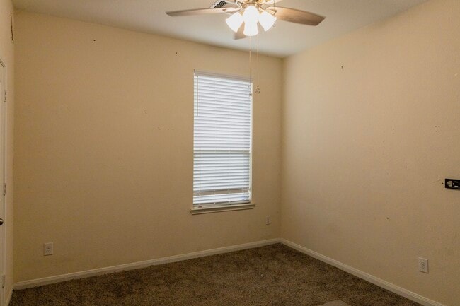 Building Photo - 221 White Wing Ln