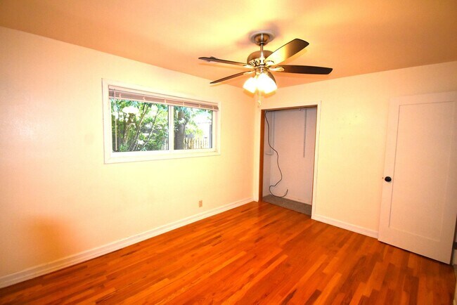 Building Photo - Desirable North Albany home.