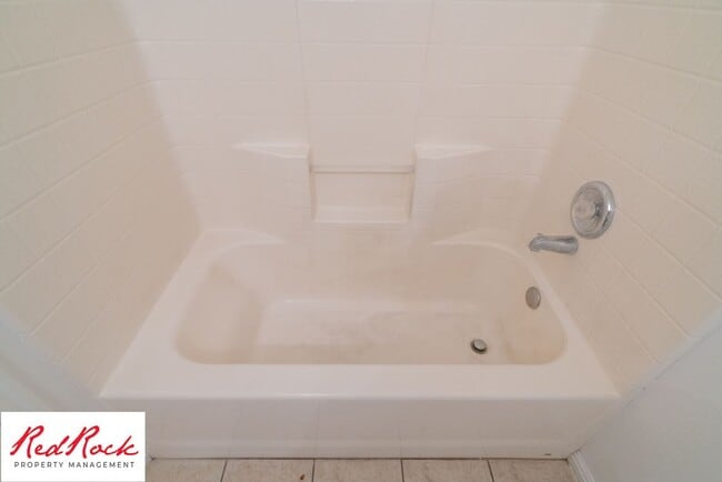 Building Photo - Spacious 3 Bedroom Townhome in Central St....