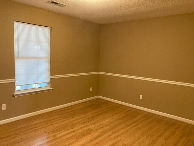 Building Photo - 301 Flagstone Dr