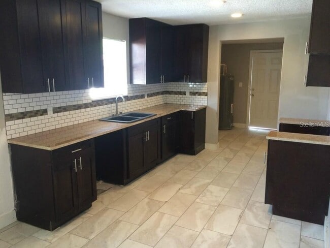 Building Photo - 514 W Plaza Pl