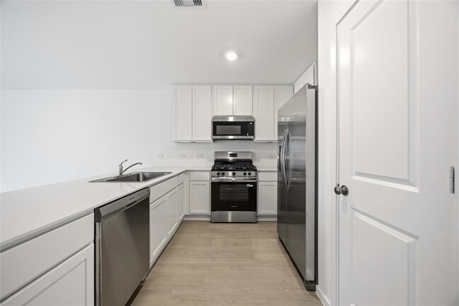 Building Photo - 16842 Spotted Oak Dr
