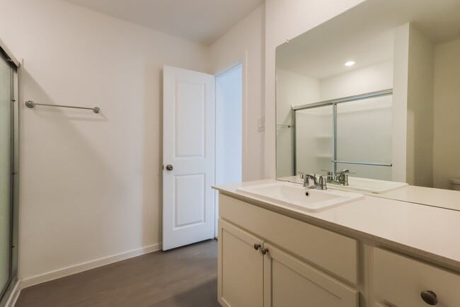 Building Photo - 609 Craven St