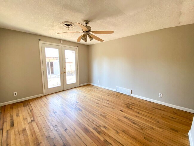 Building Photo - UPDATED 2 BD 1 BA NEAR