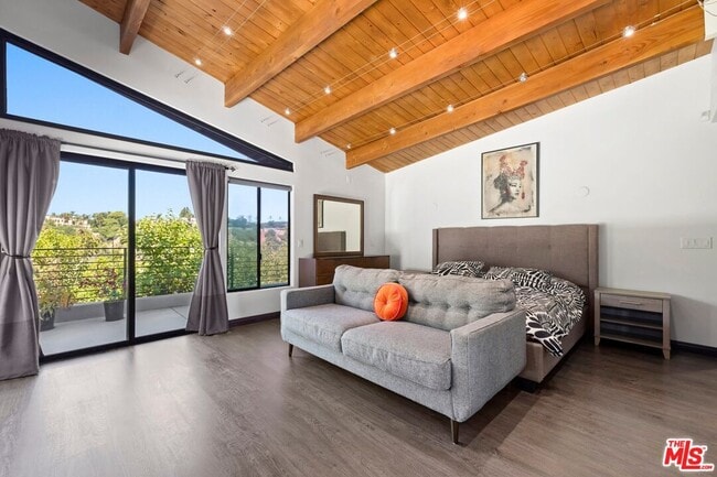 Building Photo - 3655 Glenridge Dr