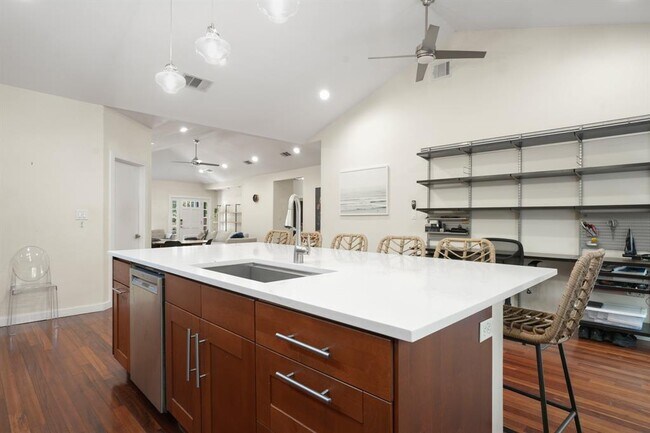 Building Photo - 2501 Del Curto Rd