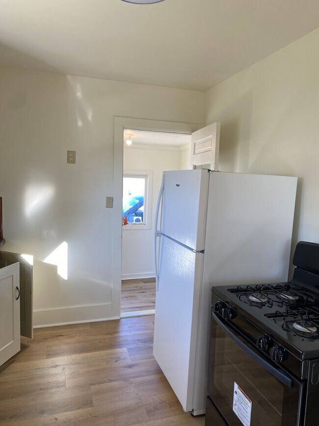 Building Photo - 588 Oak St