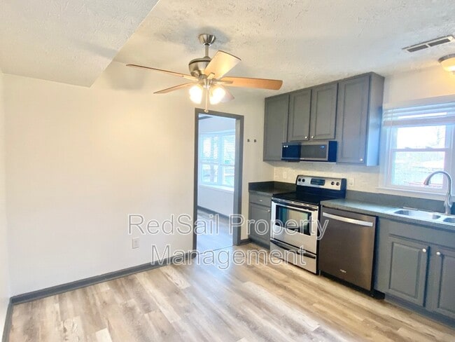 Building Photo - 14 S Lake Cir